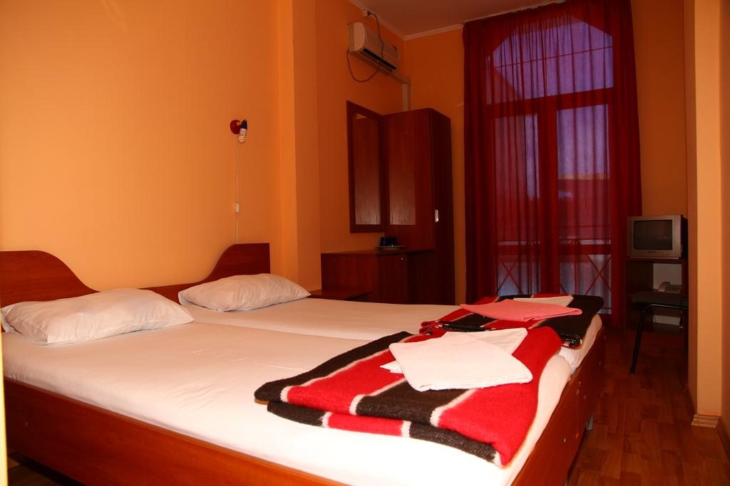 Двухместный (Улучшенный двухместный номер с 2 отдельными кроватями) отеля Ривьера, Сочи