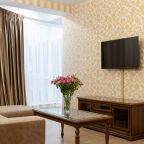 Номер (Люкс двухкомнатный без балкона), Гостевой дом Golden House