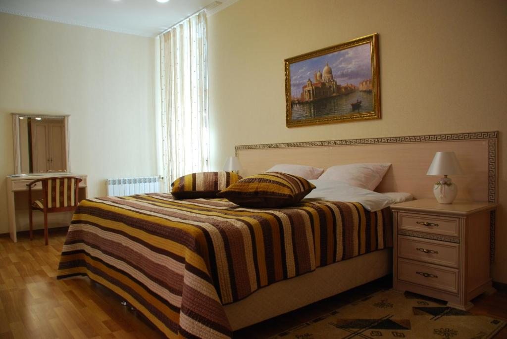 Сьюит (Люкс с кроватью размера «king-size» и балконом) отеля София, Новороссийск
