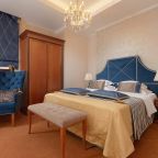 Полулюкс, Бутик-Отель Автор