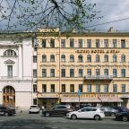 Фасад и муниципальная парковка