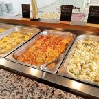 Шведская линия в курортном отеле «Морской уголок»