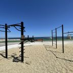 Уличные тренажеры в курортном отеле «Морской уголок»
