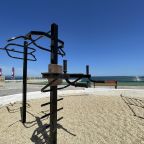 Уличные тренажеры в курортном отеле «Морской уголок»