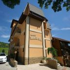 Парковка рядом с отелем при наличии свободных мест, Вилла Аннигора