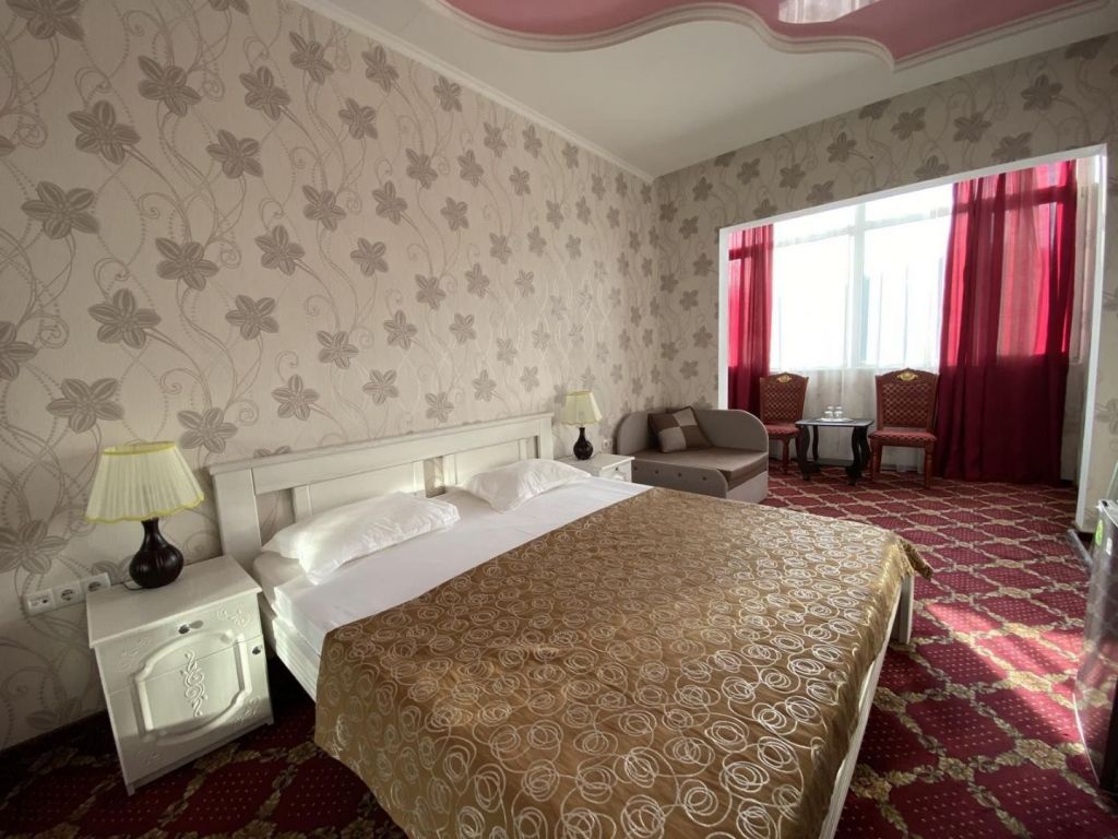 Двухместный (Комфорт с видом во двор) отеля Россия, Алушта