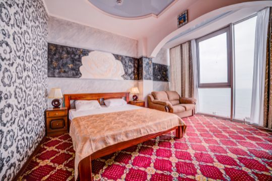 Двухместный (Люкс-комфорт двухкомнатный с видом на горы с балконом) отеля Россия, Алушта