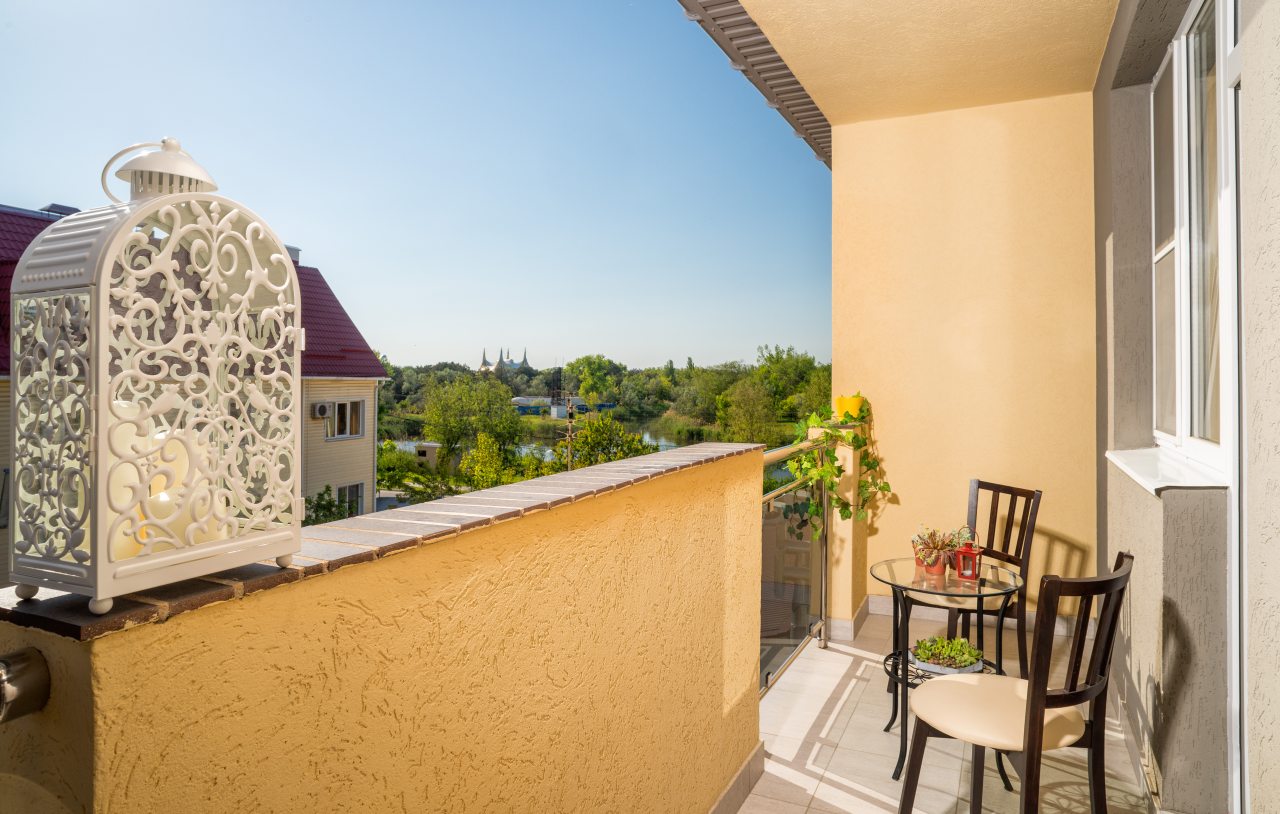 Балкон со столиком