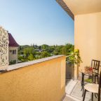 Балкон со столиком