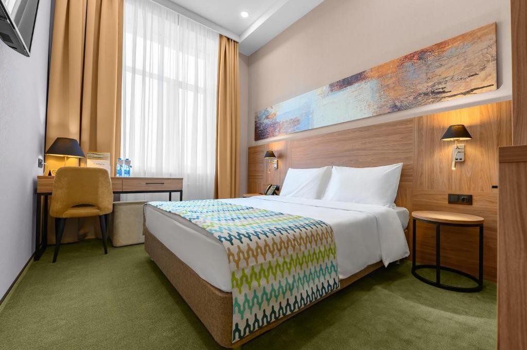 Номер с двуспальной кроватью в бизнес-отеле Pellegreen Hotel&Restaurant, Ставрополь. Бизнес-отель Pellegreen