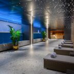 Бассейн «The wave SPA» с лежаками