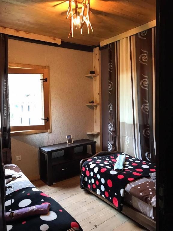 Двухместный (Стандартный двухместный номер с 2 отдельными кроватями и общей ванной комнатой) гостевого дома Guest House Shuan, Чохулди