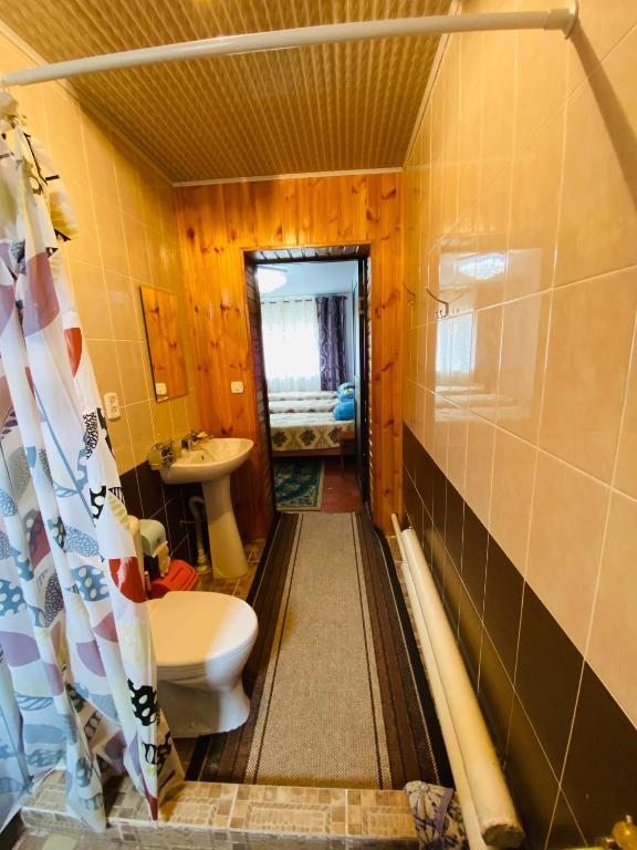 Трехместный (Трехместный номер «Комфорт» с душем) гостевого дома Guest House KAGAN, Токтогул