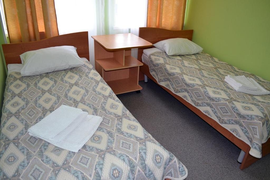 Двухместный (Улучшенный двухместный номер с 2 отдельными кроватями) гостиницы Спутник, Кириши
