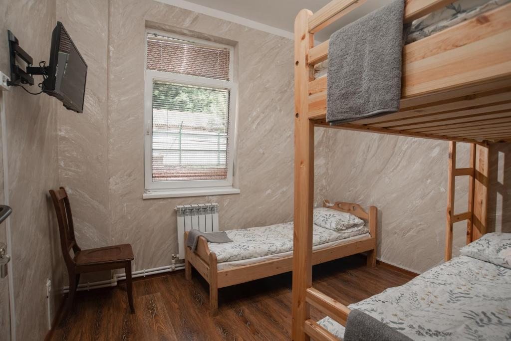 Номер (Спальное место на двухъярусной кровати в общем номере для мужчин) хостела Manjari, Мацеста