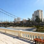 Мост через реку Сочи, ведущий на центральный рынок курорта