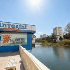 Кафе напротив отеля, на берегу реки Сочи