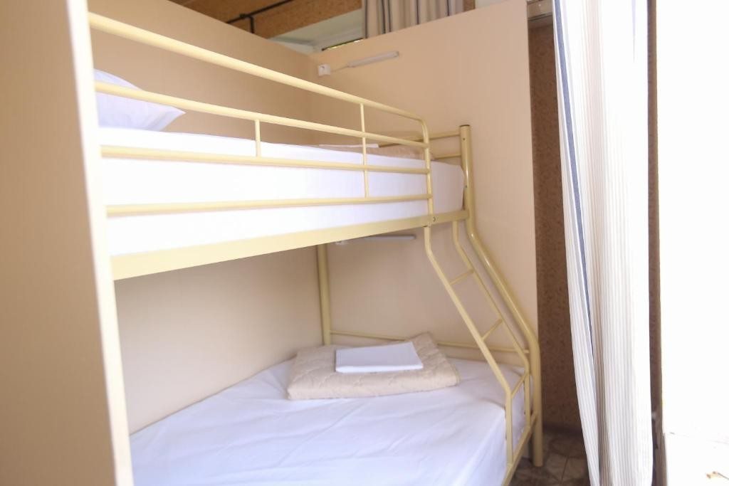 Номер (Спальное место на двухъярусной кровати в общем номере для мужчин) хостела Вилла Мацеста