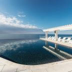 Открытый подогреваемый инфинити-бассейн и панорамная сауна, Апарт-отель Лучезарный Резорт