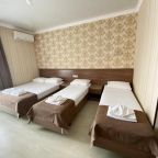 Номер с тремя кроватями в гостинице Акрополис, Анапа