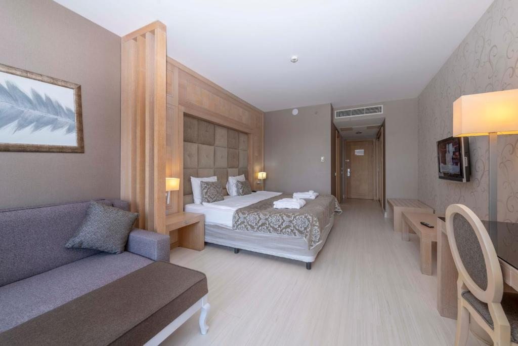 Трехместный (Улучшенный трехместный номер с видом на окрестности) курортного отеля Armas Luxury Resort & Villas, Кемер