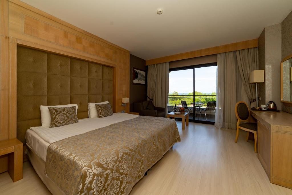 Четырехместный (Улучшенный номер, вид на море (для 2 взрослых и 2 детей)) курортного отеля Armas Luxury Resort & Villas, Кемер