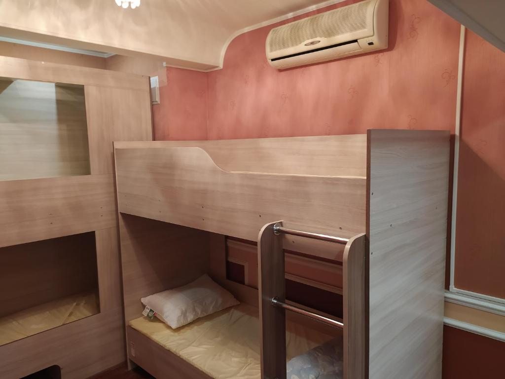 Двухъярусная кровать в хостеле Арбуз, Москва. Хостел Арбуз