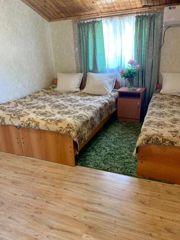 Трехместный (Бюджетный трехместный номер) гостевого дома Солнышко, Вардане