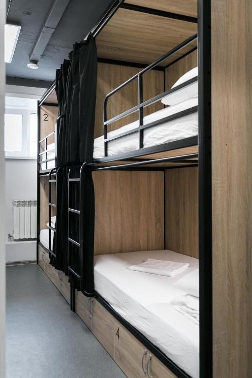 Четырехместный Мужской (Кровать в общем номере для мужчин с 4 кроватями) хостела Why not Hostel Novosibirsk, Новосибирск