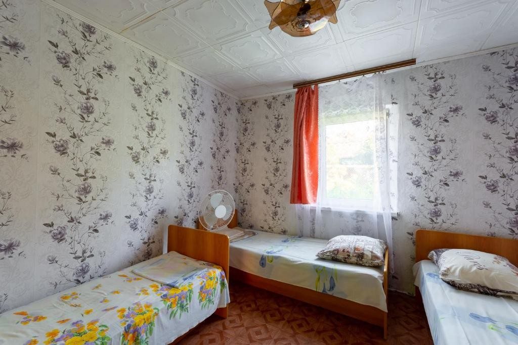 Трехместный (Бюджетный трехместный номер) гостевого дома У Седы, Лермонтово