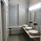 Общая ванная комната в хостеле Рус Полежаевская, Москва