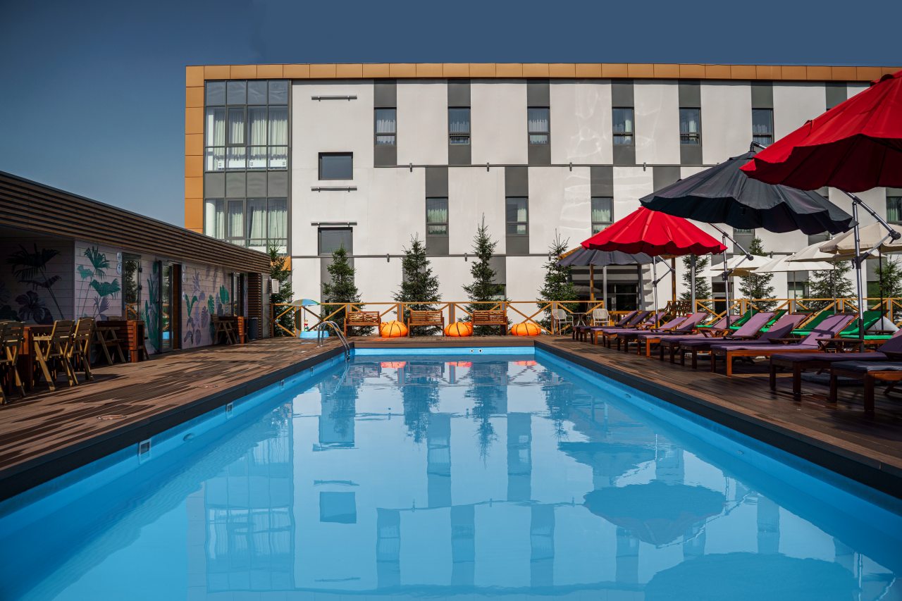 Открытый бассейн с подогревом, Гостиница GOPARK Hotel