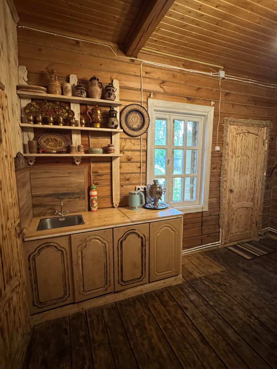 Общая кухонная зона с элементами декора в русском стиле