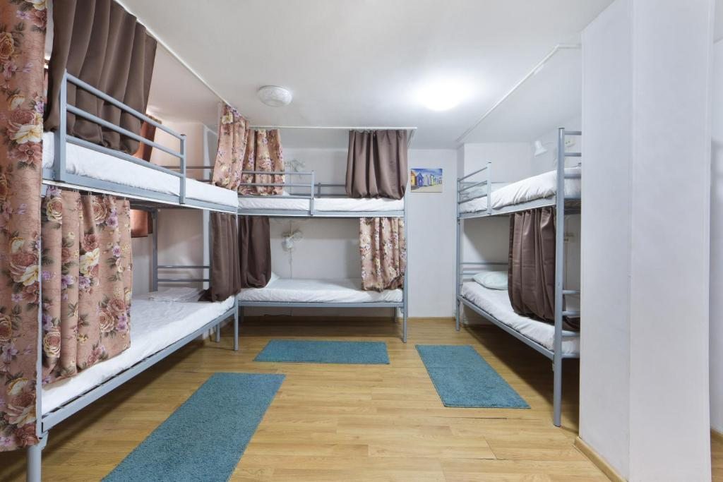 Восьмиместный (Спальное место на двухъярусной кровати в общем номере для мужчин и женщин) хостела Travel, Москва