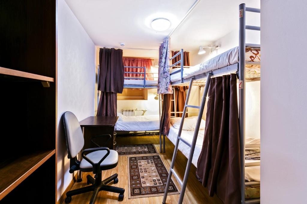 Четырехместный (Спальное место на двухъярусной кровати в общем четырехместном номере для мужчин и женщин) хостела Travel, Москва