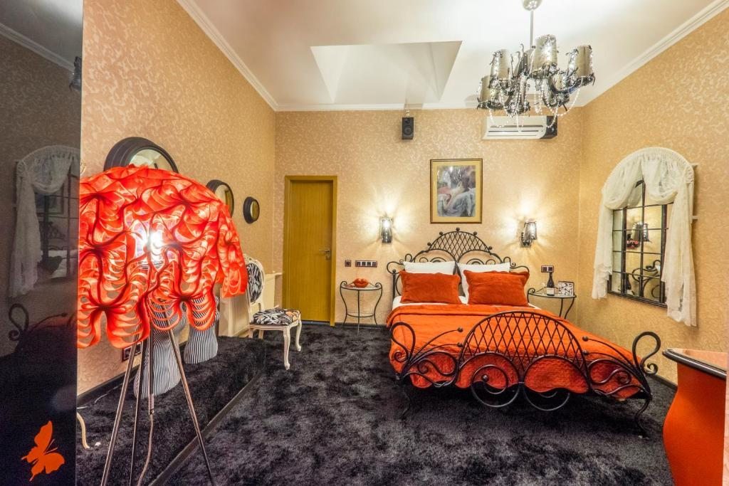 Двухместный (Улучшенный двухместный номер «Париж» с 1 кроватью) отеля CRAZY, Москва
