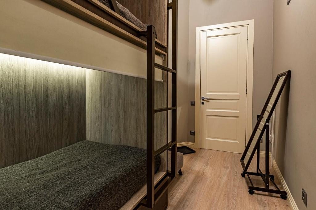 Двухместный (Спальное место на двухъярусной кровати в общем 2-х местном номере для мужчин и женщин) хостела Whisper Hostel, Санкт-Петербург