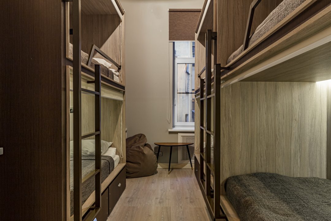 Шестиместный (Спальное место на двухъярусной кровати в общем 6-ти местном номере для мужчин и женщин) хостела Whisper Hostel, Санкт-Петербург
