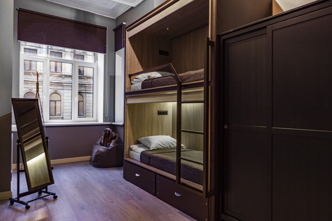 Четырехместный (Спальное место на двухъярусной кровати в общем 4-х местном номере для мужчин и женщин) хостела Whisper Hostel, Санкт-Петербург