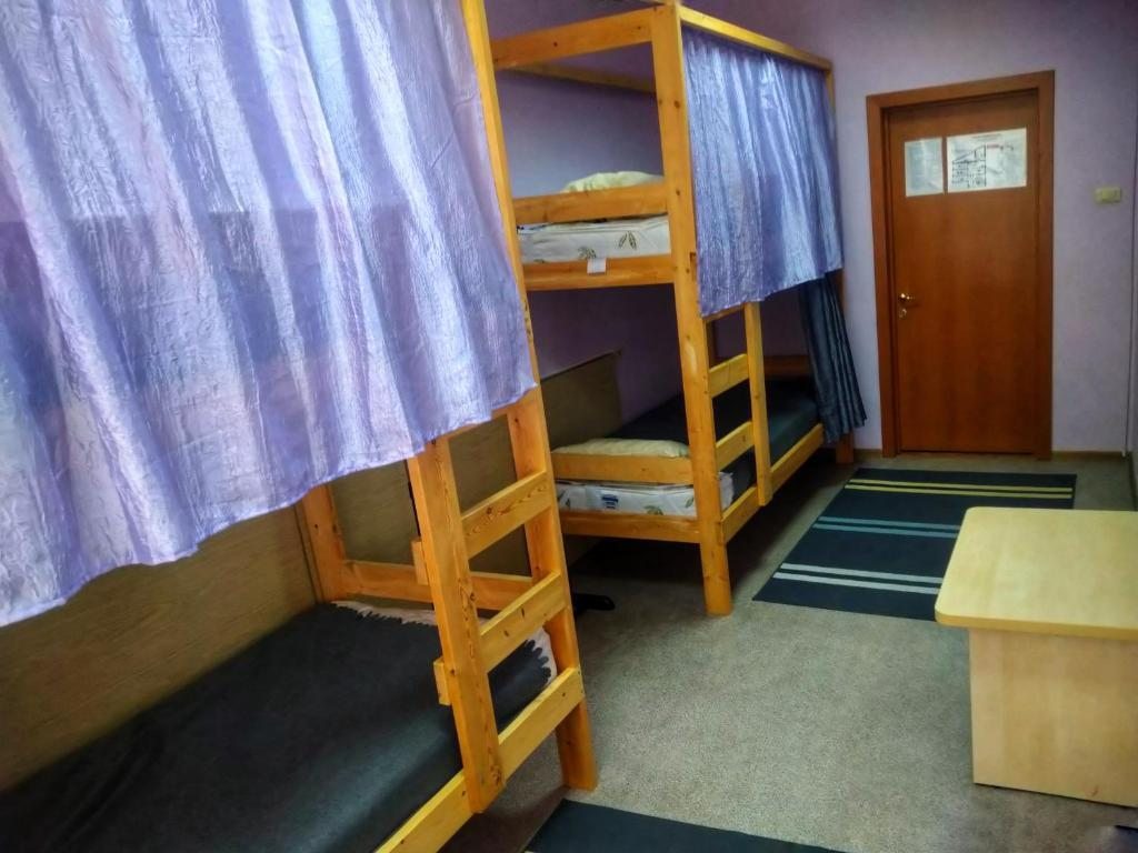 Шестиместный (Спальное место на двухъярусной кровати в общем номере для мужчин и женщин) хостела Buen Camino, Новосибирск