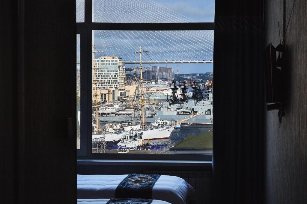 Двухместный (Стандартный двухместный номер с двумя односпальными кроватями с видом на бухту Золотой Рог и город) отеля Holiday, Владивосток