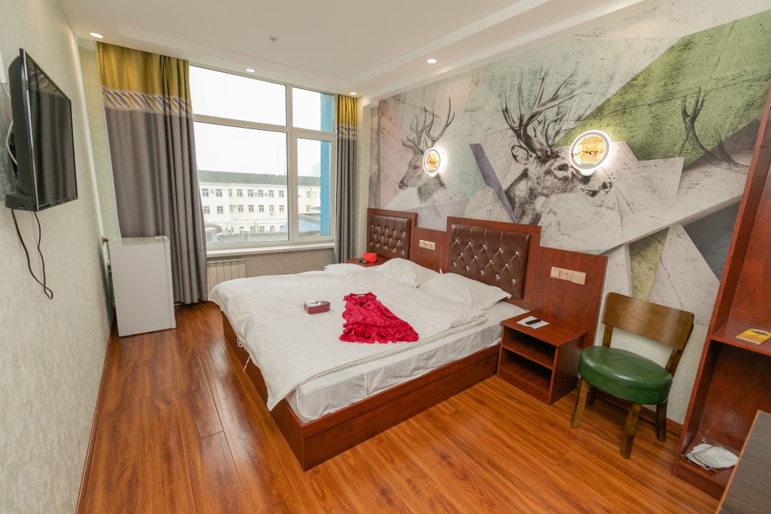 Двухместный (Бюджетный номер с двуспальной кроватью и видом на город) отеля Holiday, Владивосток