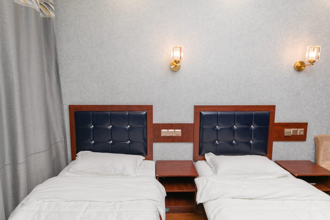 Двухместный (Бюджетный двухместный номер с двумя односпальными кроватями с видом на двор) отеля Holiday, Владивосток