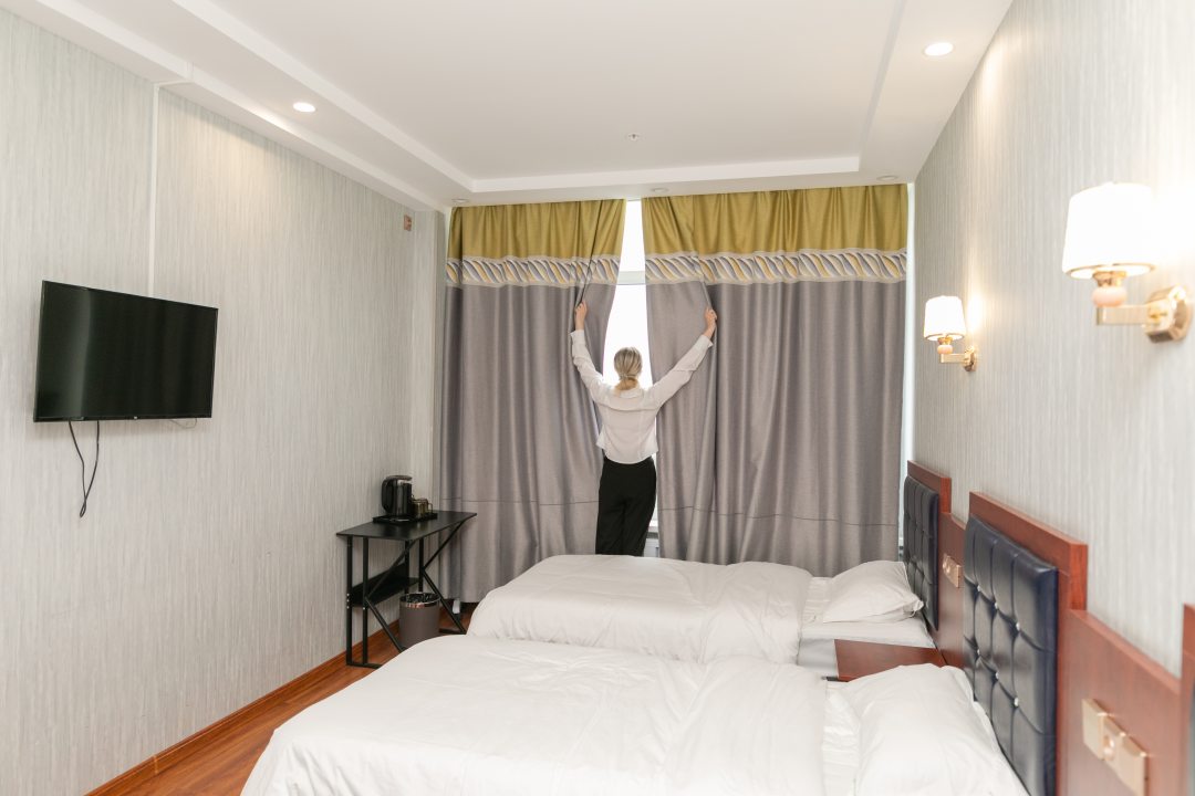 Трехместный (Стандартный трехместный номер с тремя односпальными кроватями) отеля Holiday, Владивосток