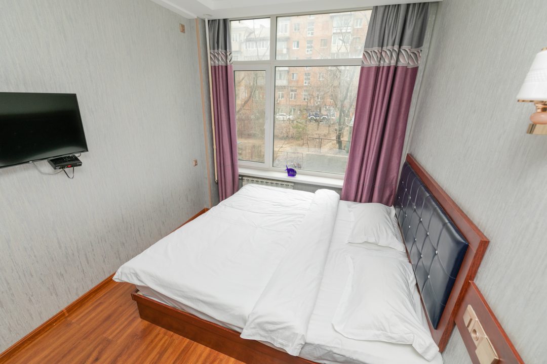 Двухместный (Стандартный двухместный номер с двуспальной кроватью) отеля Holiday, Владивосток