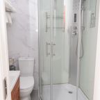 Трехместный (Номер с двуспальной и односпальной кроватями), Отель Gray