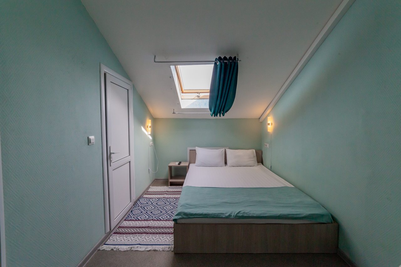 Двухместный (С двуспальной кроватью мансардного типа), Отель Бирюза