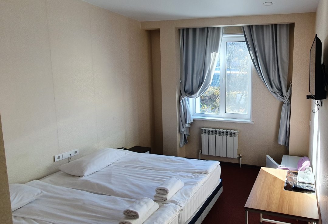 Двухместный (Стандартный 2 местный  номер с 2 сдвинутыми кроватями.) гостиницы MEGA-HOTEL, Владивосток