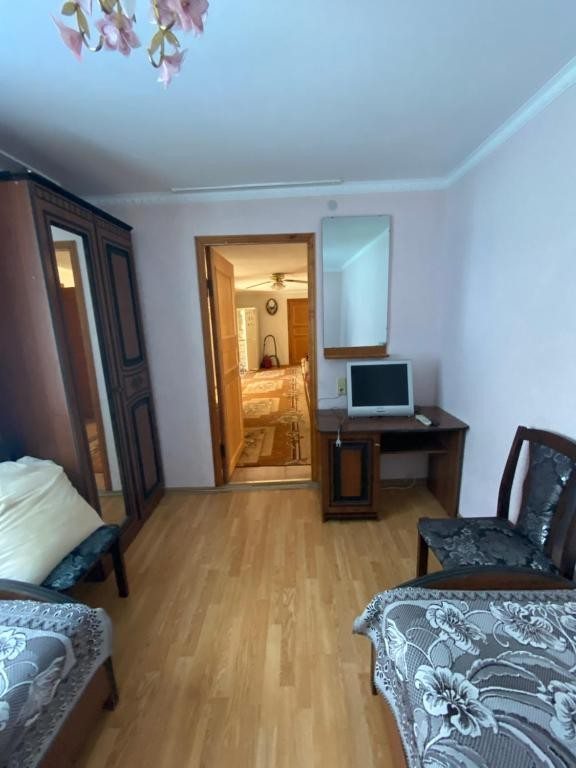 Двухместный (Двухместный номер с 2 отдельными кроватями и общей ванной комнатой) гостевого дома В Адлере на Хмельницкого