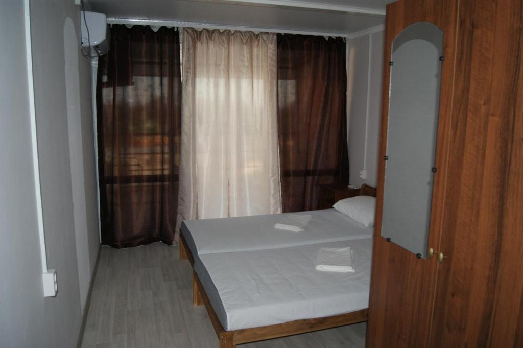 Двухместный (Улучшенный двухместный номер с 2 отдельными кроватями) гостевого дома Альвина 2, Агой